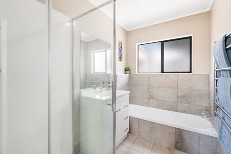 Photo of property in 2/10 Sevilla Place, Unsworth Heights, Auckland, 0632