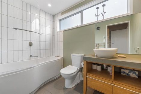 Photo of property in 45 Cedar Drive, Kelvin Heights, Queenstown, 9300