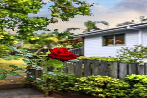 Photo of property in 2/8 Tallington Crescent, Torbay, Auckland, 0630