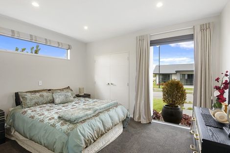 Photo of property in 2 Greenbank Place, Parklands, Christchurch, 8083