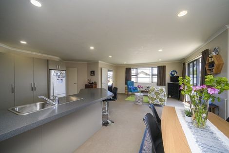 Photo of property in 76 Geneva Terrace, Kelvin Grove, Palmerston North, 4414