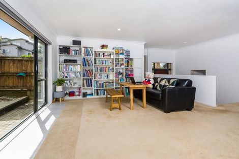 Photo of property in 26 Rising Parade, Fairview Heights, Auckland, 0632
