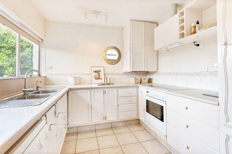 Photo of property in 28 Dawnhaven Drive, Te Atatu Peninsula, Auckland, 0610