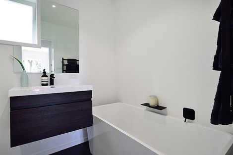 Photo of property in 2/40a Blakeborough Drive, Forrest Hill, Auckland, 0620