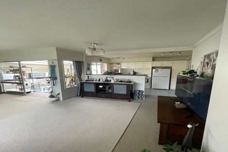 Photo of property in 43 Te Atatu Road, Te Atatu South, Auckland, 0610