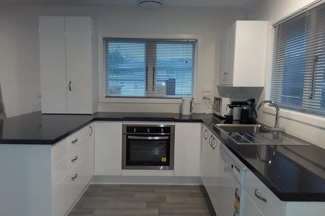 Photo of property in 2 Hereford Street, Te Atatu Peninsula, Auckland, 0610