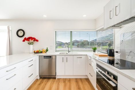 Photo of property in 7 Balmerino Grove, Waikanae, 5036