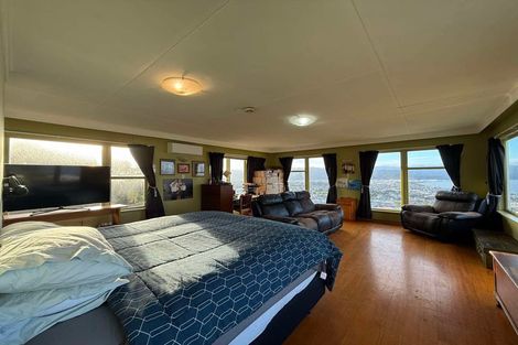 Photo of property in 17 Rakeiora Grove, Korokoro, Lower Hutt, 5012