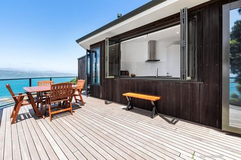 Photo of property in 20 Napier Street, Karaka Bays, Wellington, 6022