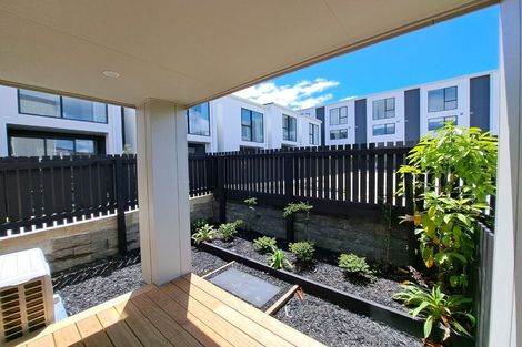Photo of property in 2 Mikoikoi Crescent, Mangere Bridge, Auckland, 2022