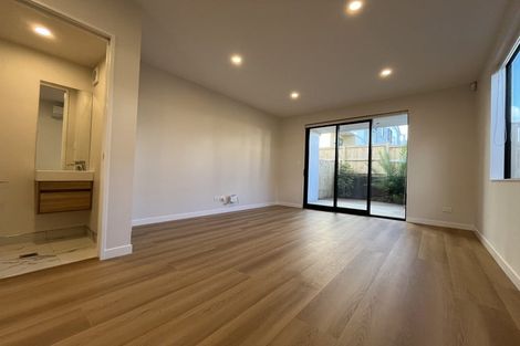 Photo of property in 31 Kuaha Road, Massey, Auckland, 0614