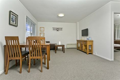 Photo of property in 2/52 Sunnynook Road, Sunnynook, Auckland, 0620
