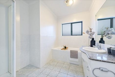 Photo of property in 6 Rosebay Rise, Henderson, Auckland, 0610