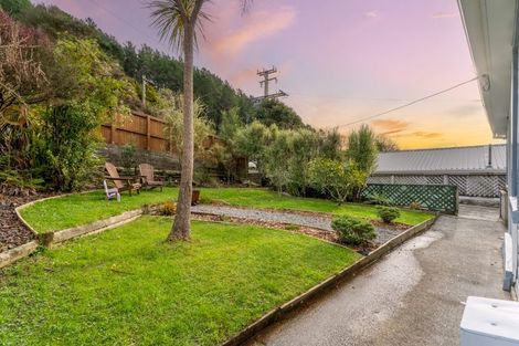 Photo of property in 35 Elmslie Road, Pinehaven, Upper Hutt, 5019