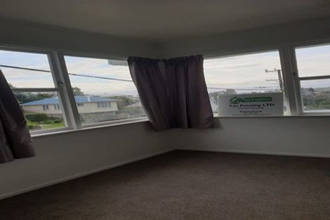 Photo of property in 72 Kenmore Street, Newlands, Wellington, 6037