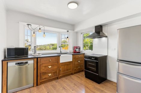 Photo of property in 16 Eastcliffe Road, Castor Bay, Auckland, 0620