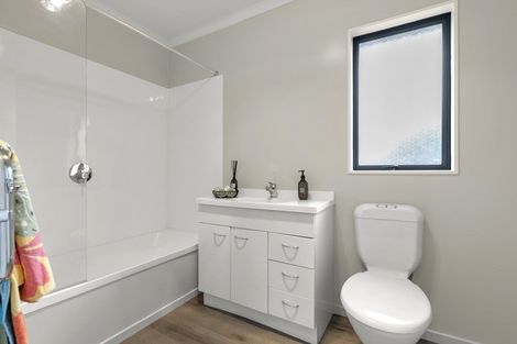 Photo of property in 99 Kemp Road, Massey, Auckland, 0614