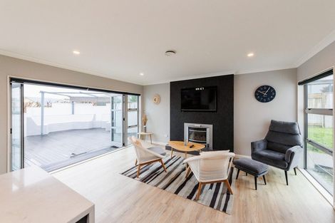 Photo of property in 7 Galea Grove, Kelvin Grove, Palmerston North, 4414