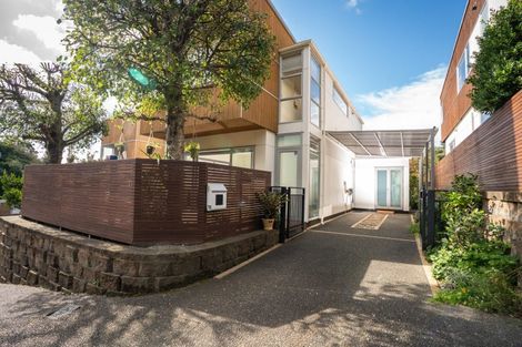 Photo of property in 37 Tiketike Way, Brooklyn, Wellington, 6021