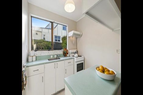 Photo of property in 7b Ladbrooke Drive, Newlands, Wellington, 6037