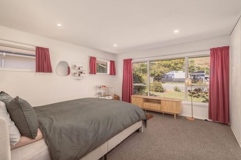 Photo of property in 6 Laing Crescent, Heathcote Valley, Christchurch, 8022