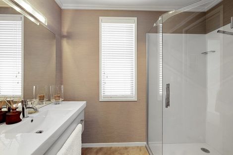 Photo of property in 10 Pendarves Street, New Plymouth, 4310