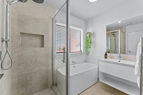 Photo of property in 2/9 Hogans Road, Glenfield, Auckland, 0629