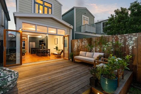 Photo of property in 33 Queen Street, Mount Victoria, Wellington, 6011