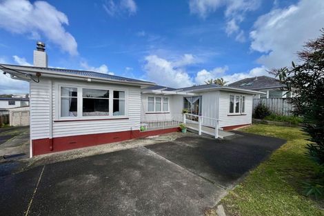 Photo of property in 47 Royal View Road, Te Atatu South, Auckland, 0610