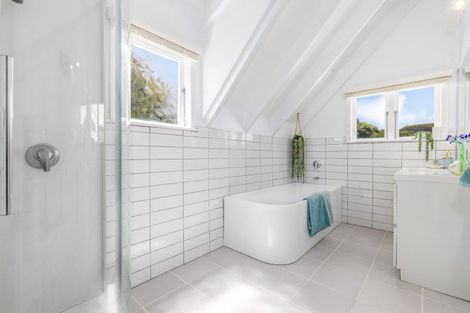 Photo of property in 48 Seaview Road, Paremata, Porirua, 5024
