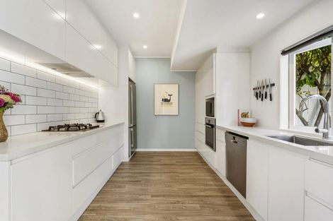 Photo of property in 2/39 Hillcrest Avenue, Hillcrest, Auckland, 0627