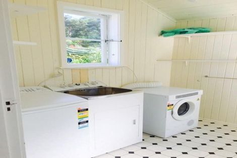 Photo of property in 168 Sutherland Road, Lyall Bay, Wellington, 6022