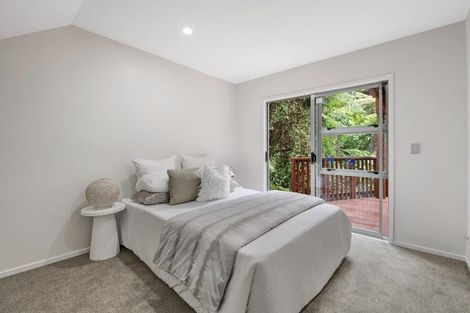 Photo of property in 9 Springwater Vale, Unsworth Heights, Auckland, 0632