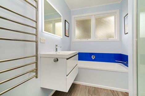 Photo of property in 9 Innes Way, Newlands, Wellington, 6037