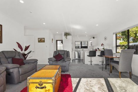 Photo of property in 2/10 Great South Road, Papakura, 2110