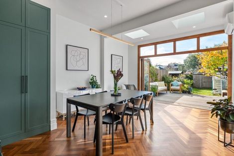 Photo of property in 33 Queen Street, Mount Victoria, Wellington, 6011