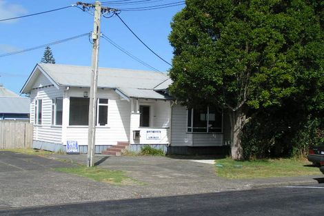 Photo of property in 8 Gladstone Road, Northcote, Auckland, 0627