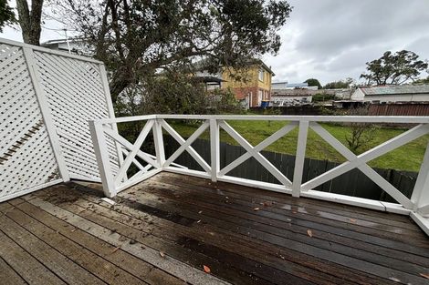 Photo of property in 2/10 William Bond Street, Stanley Point, Auckland, 0624