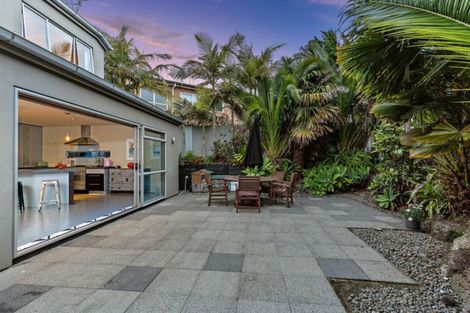 Photo of property in 9a Lupetti Rise, West Harbour, Auckland, 0618