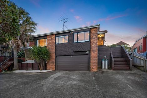 Photo of property in 2/26 Unsworth Drive, Unsworth Heights, Auckland, 0632