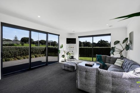 Photo of property in 6 Pebble Beach Court, Waiwhakaiho, New Plymouth, 4312
