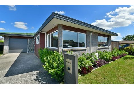Photo of property in 2/54 Lakeside Drive, Orewa, 0931