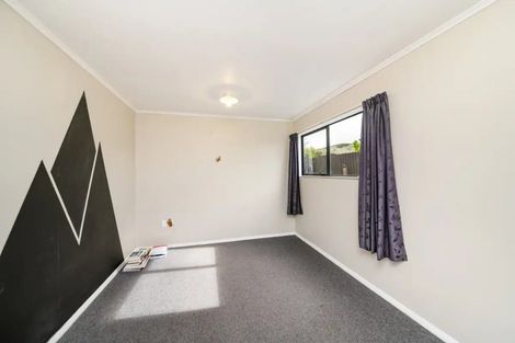Photo of property in 18 Woburn Place, Takaro, Palmerston North, 4412