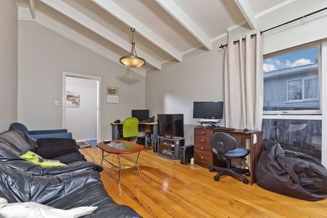 Photo of property in 74 Eskdale Road, Birkdale, Auckland, 0626