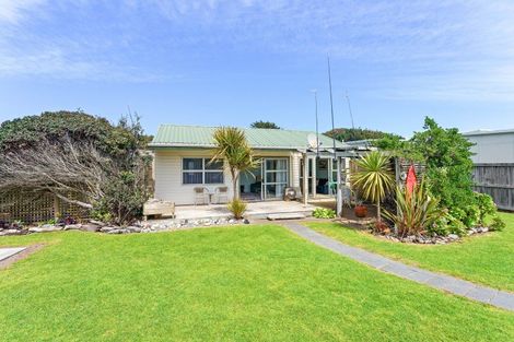 Photo of property in 19 Karaka Street, Otaki Beach, Otaki, 5512