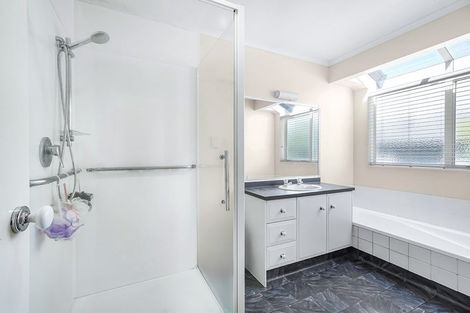 Photo of property in 2 Sunset Close, Western Heights, Hamilton, 3200