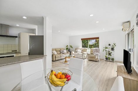 Photo of property in 2/8 Tallington Crescent, Torbay, Auckland, 0630