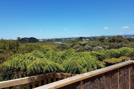 Photo of property in 128 Matipo Road, Te Atatu Peninsula, Auckland, 0610
