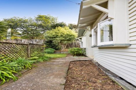 Photo of property in 27 Bonithon Avenue, Moturoa, New Plymouth, 4310