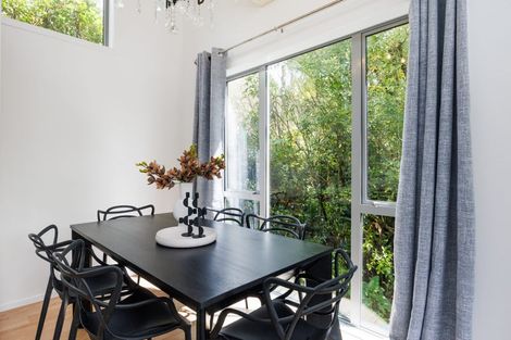 Photo of property in 16a Springdale Grove, Fitzherbert, Palmerston North, 4410